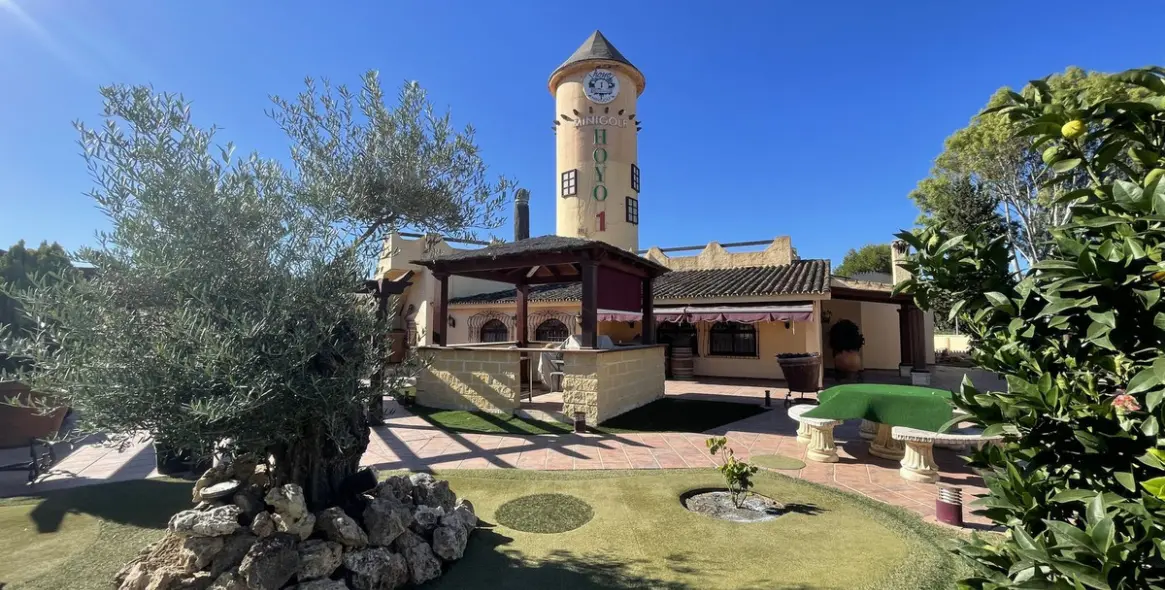 Sale of bar in El Paraiso 2