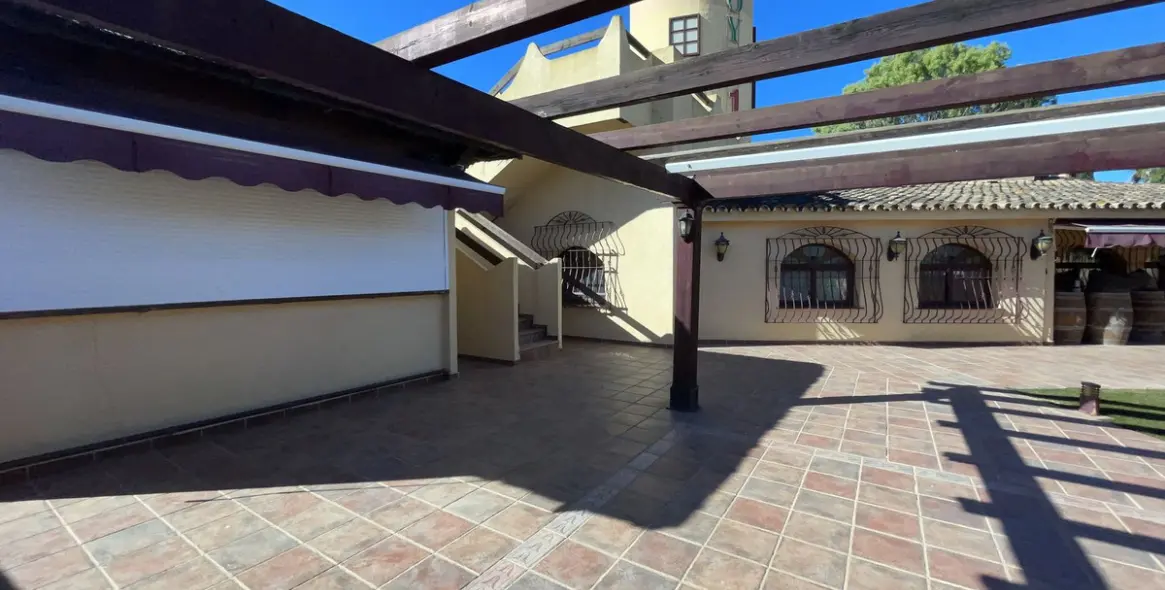 Sale of bar in El Paraiso 12