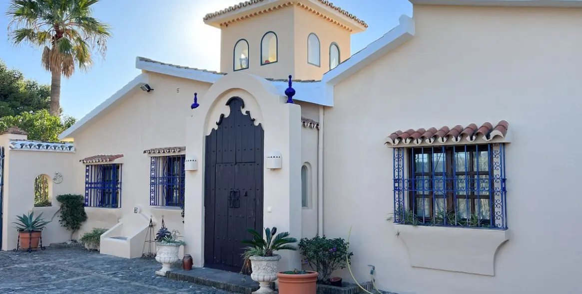 Продажа  отдельно стоящей виллы в Estepona 1