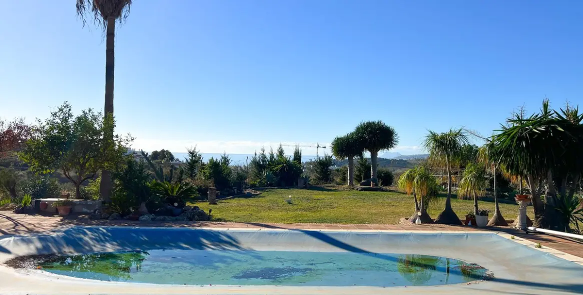 Продажа  отдельно стоящей виллы в Estepona 2