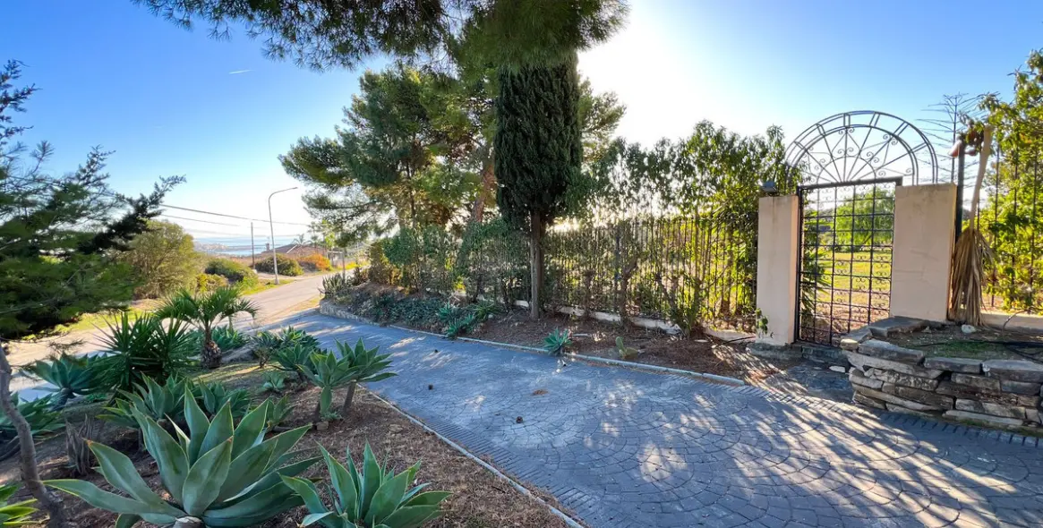 Продажа  отдельно стоящей виллы в Estepona 25