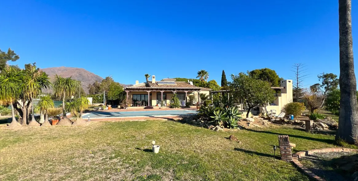 Продажа  отдельно стоящей виллы в Estepona 29