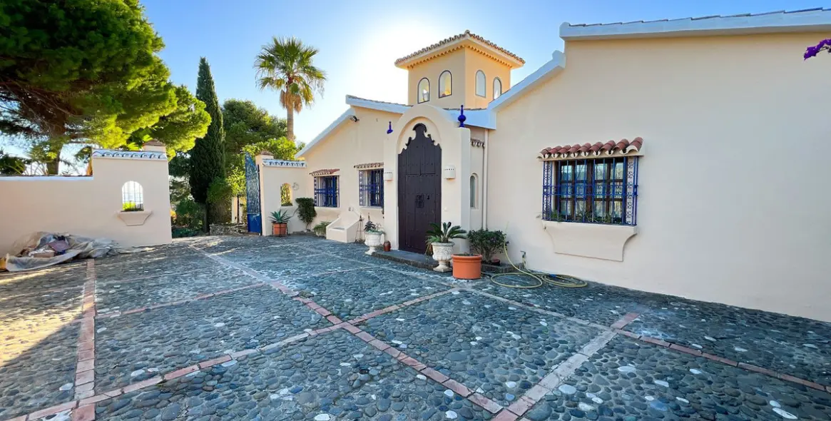 Продажа  отдельно стоящей виллы в Estepona 35