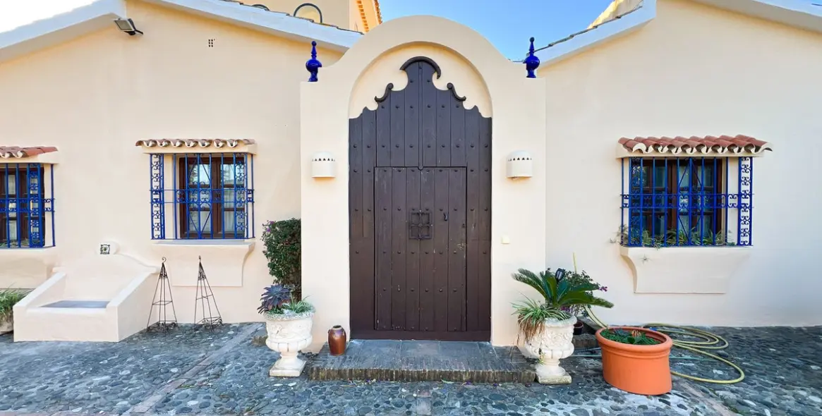 Продажа  отдельно стоящей виллы в Estepona 36