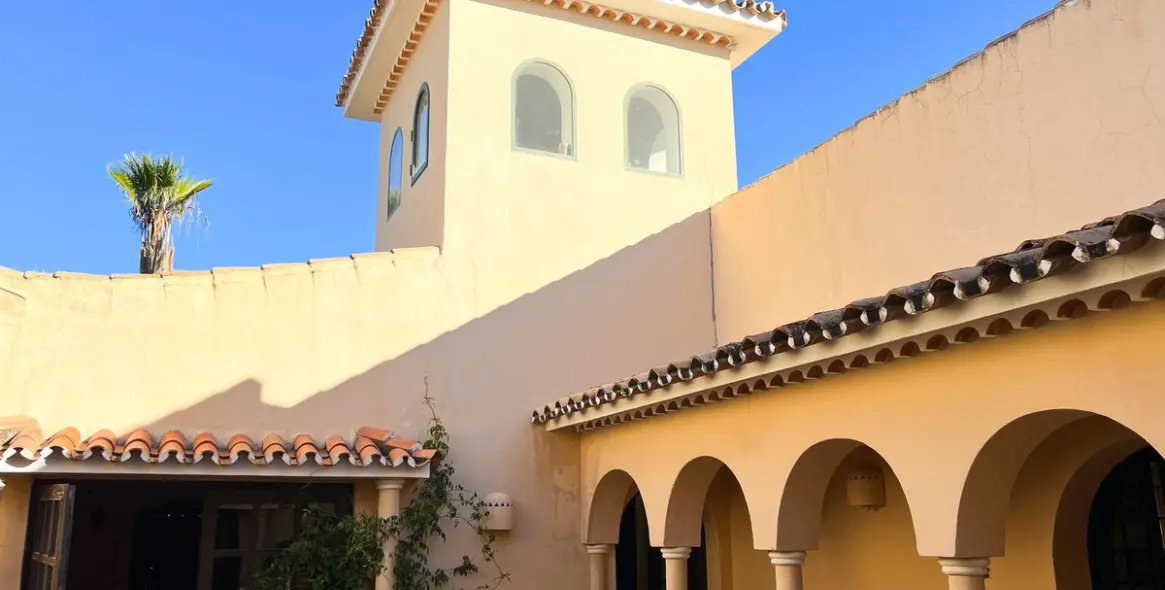 Продажа  отдельно стоящей виллы в Estepona 37