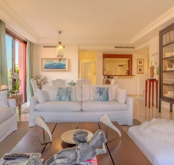 Продажа двухуровневого пентхауса в Estepona