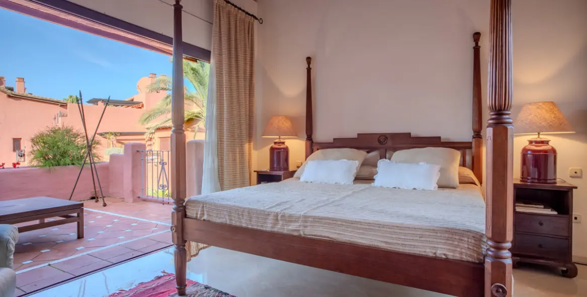 Sale of penthouse duplex in Estepona 7