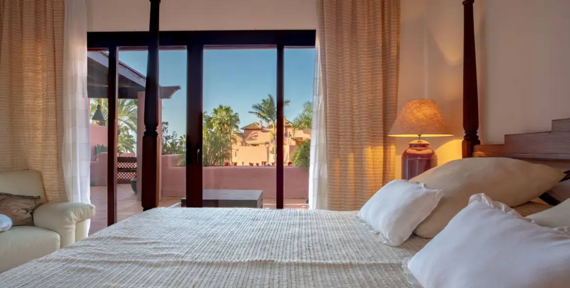 Sale of penthouse duplex in Estepona 10