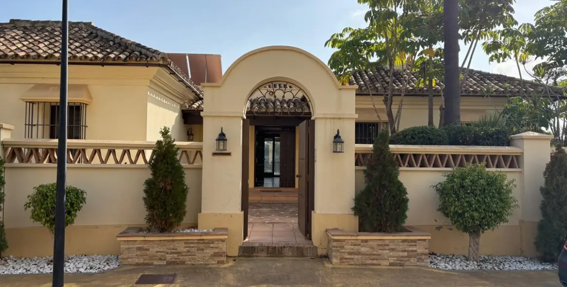 Продажа  отдельно стоящей виллы в Estepona (район El Paraiso) 1