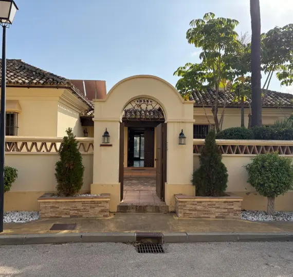 Oтдельно стоящая вилла R4880032