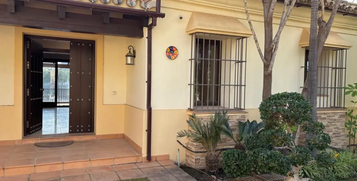 Продажа  отдельно стоящей виллы в Estepona (район El Paraiso) 2