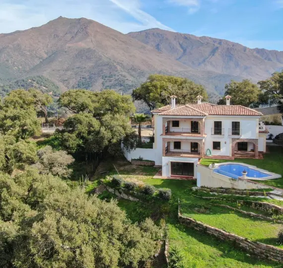 Venta de finca - cortijo en Casares