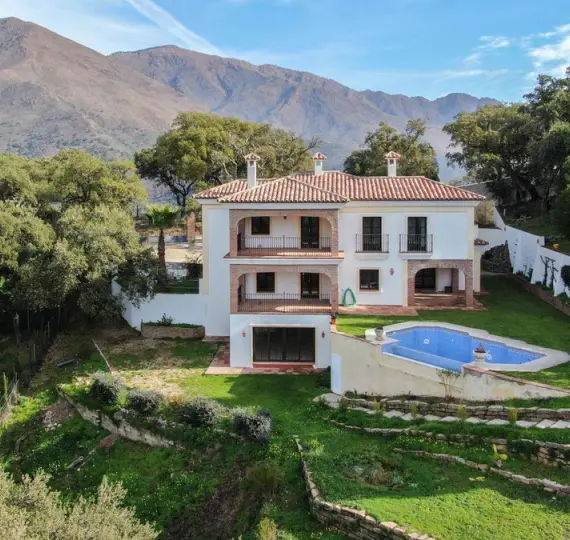 Venta de finca - cortijo en Casares