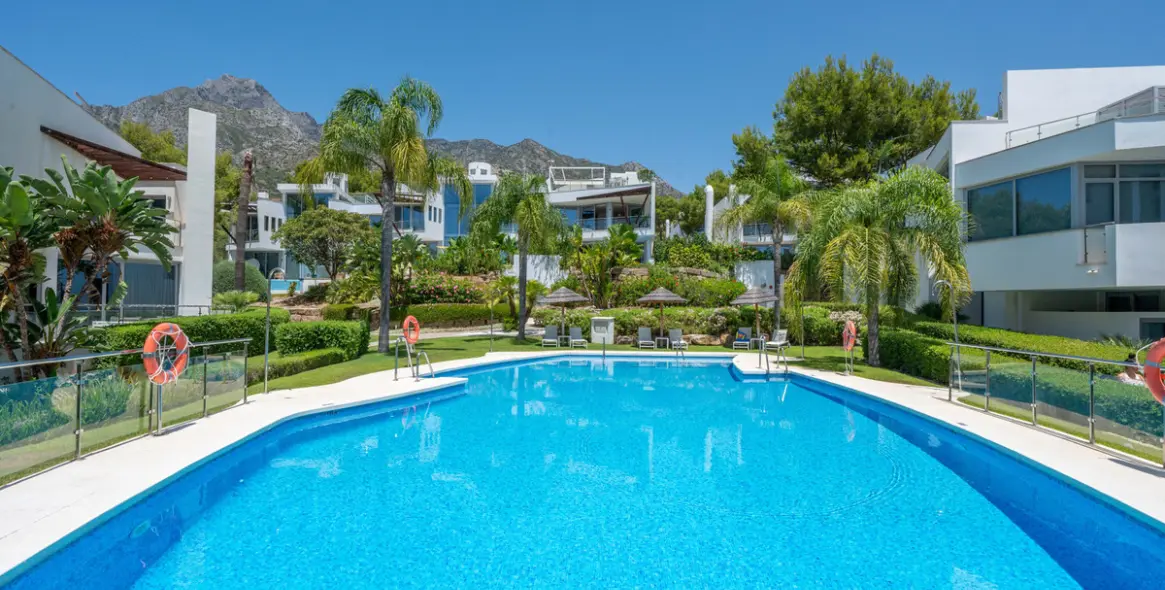 Sale of townhouse in Marbella (district The Golden Mile) 1