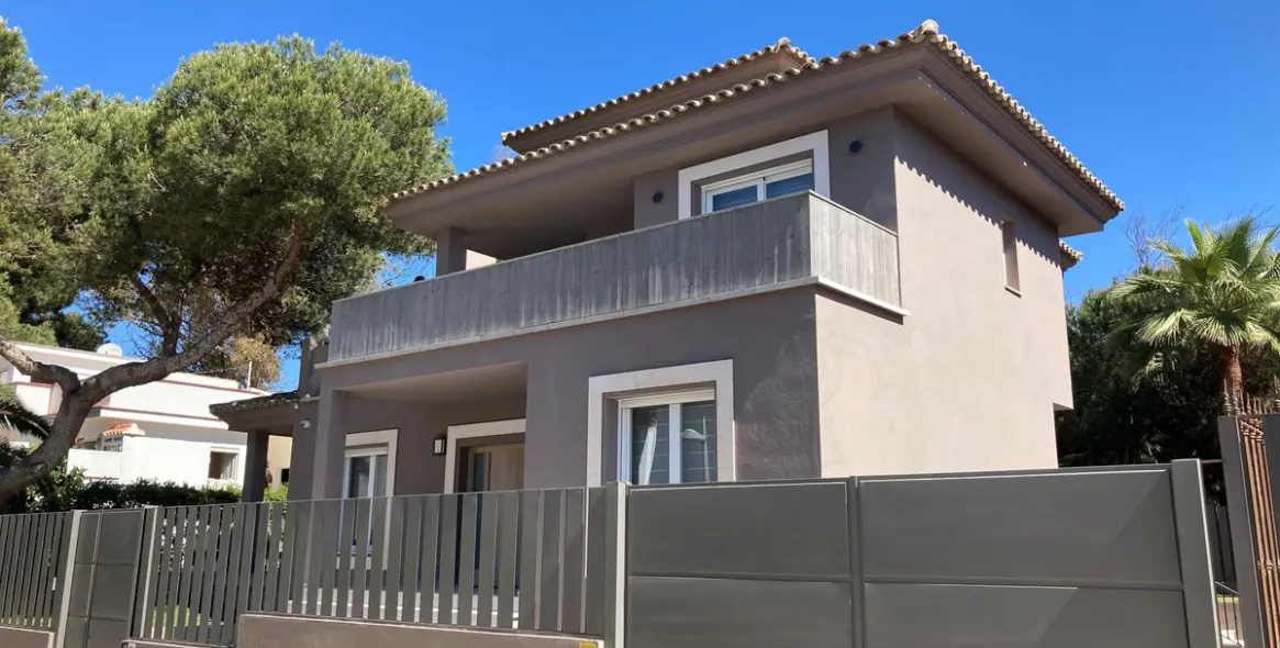 Продажа  отдельно стоящей виллы в Marbella East (район Elviria) 1