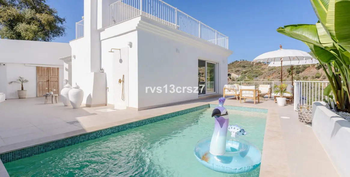 Sale of detached villa in El Rosario 10