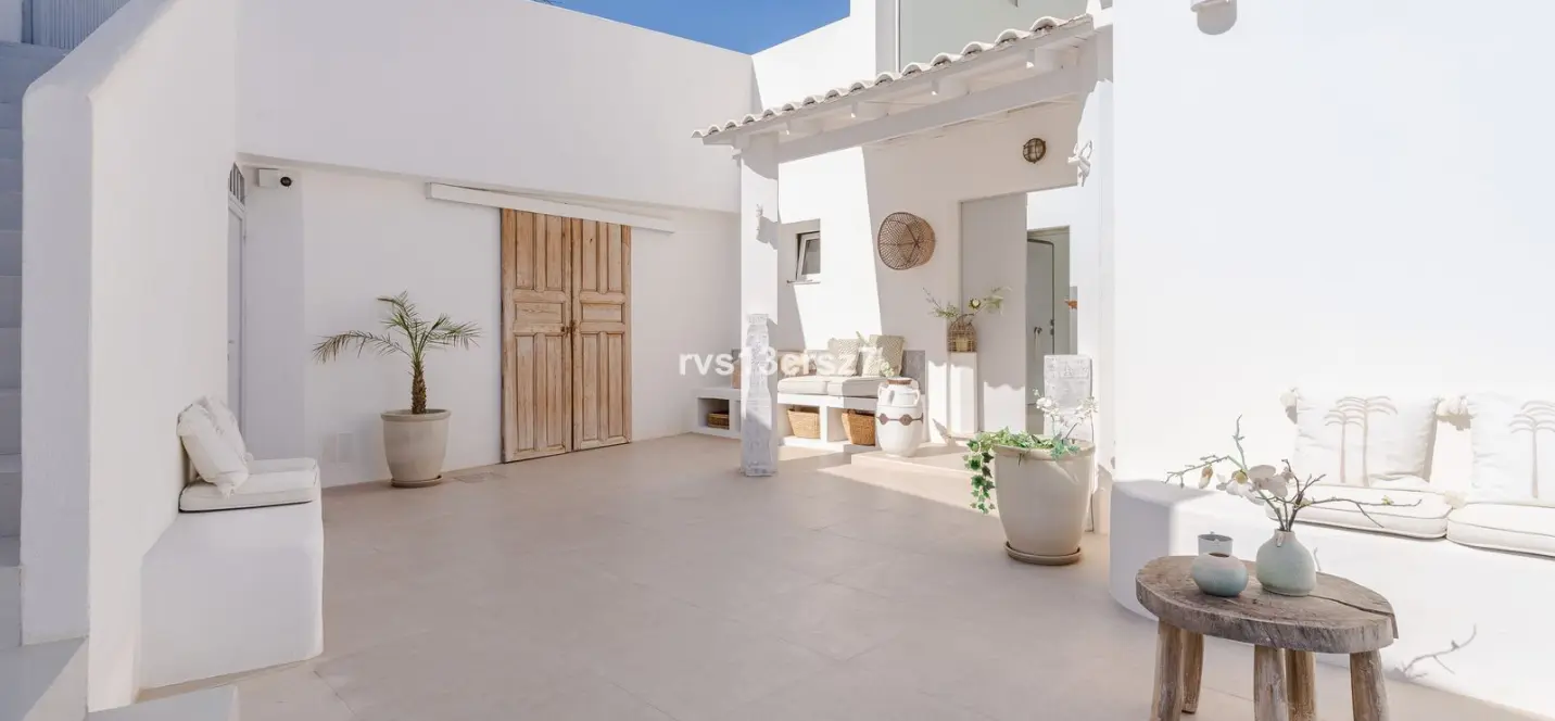 Sale of detached villa in El Rosario 3
