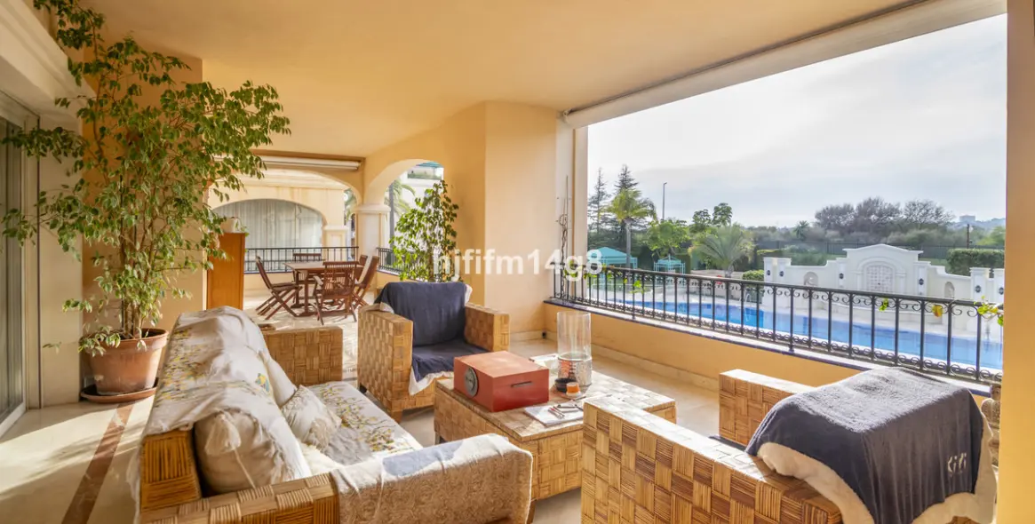 Sale of middle floor apartment in The Golden Mile 1