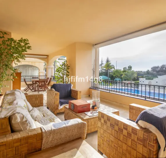 Sale of middle floor apartment in The Golden Mile
