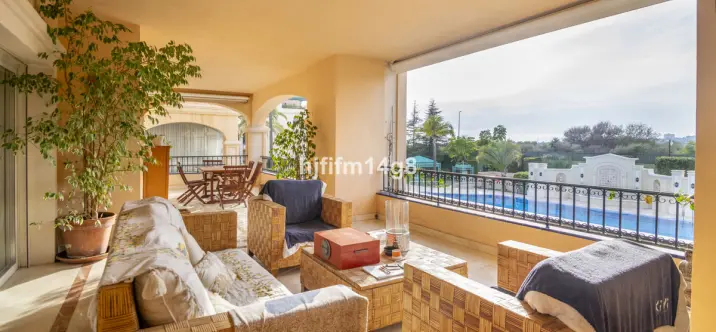 Sale of middle floor apartment in The Golden Mile 0