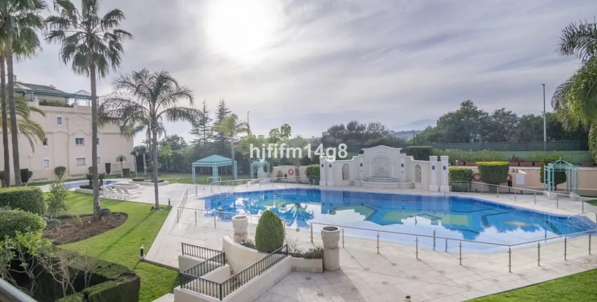 Sale of middle floor apartment in The Golden Mile 2