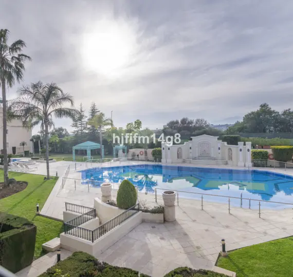 Sale of middle floor apartment in The Golden Mile