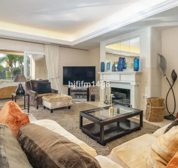 Sale of middle floor apartment in The Golden Mile