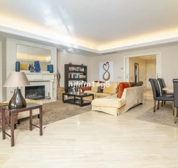 Sale of middle floor apartment in The Golden Mile