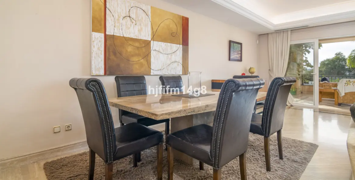 Sale of middle floor apartment in The Golden Mile 5