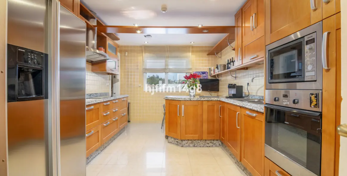 Sale of middle floor apartment in The Golden Mile 6
