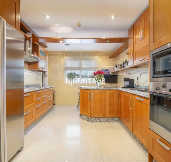 Sale of middle floor apartment in The Golden Mile