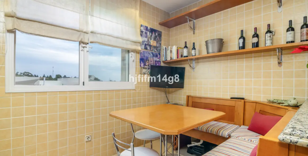 Sale of middle floor apartment in The Golden Mile 7