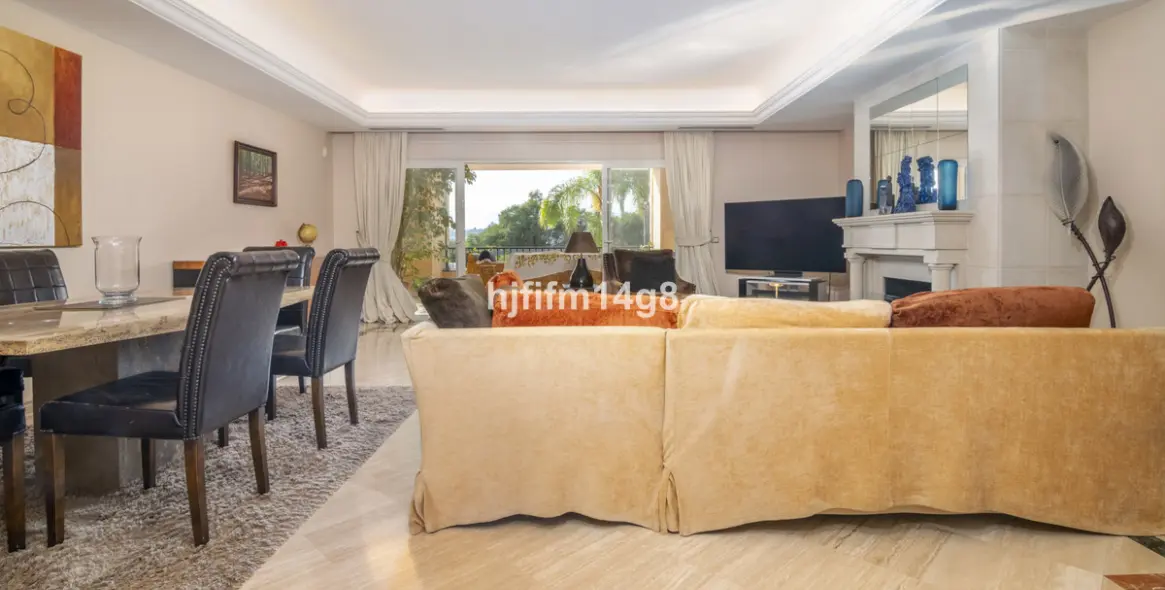 Sale of middle floor apartment in The Golden Mile 8