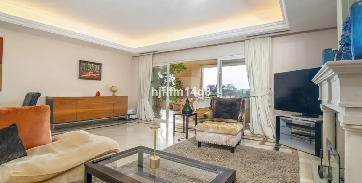 Sale of middle floor apartment in The Golden Mile 9