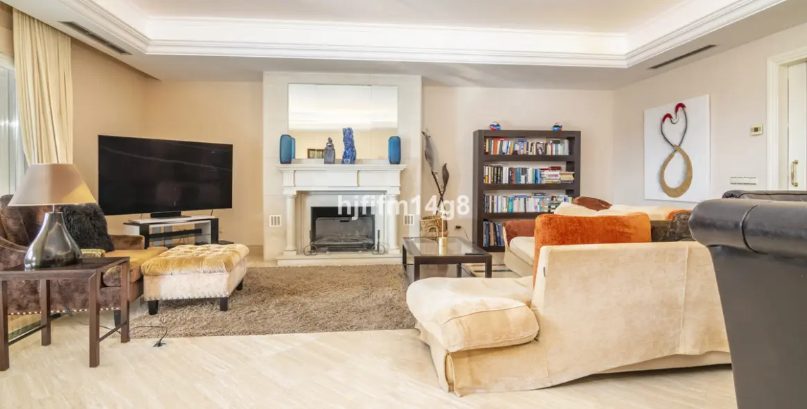 Sale of middle floor apartment in The Golden Mile 10