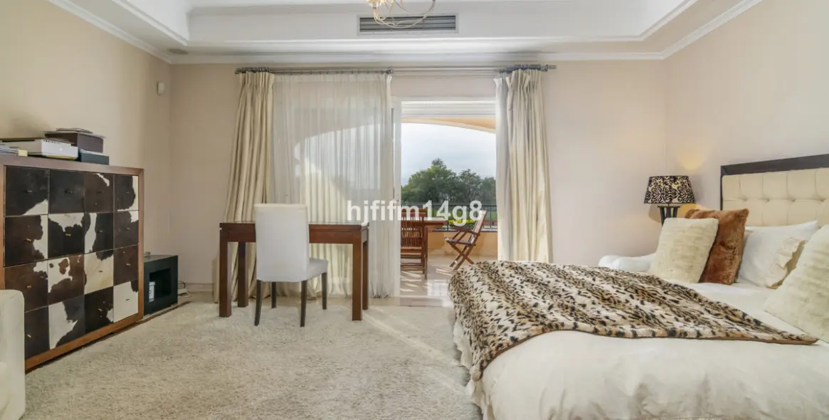 Sale of middle floor apartment in The Golden Mile 11