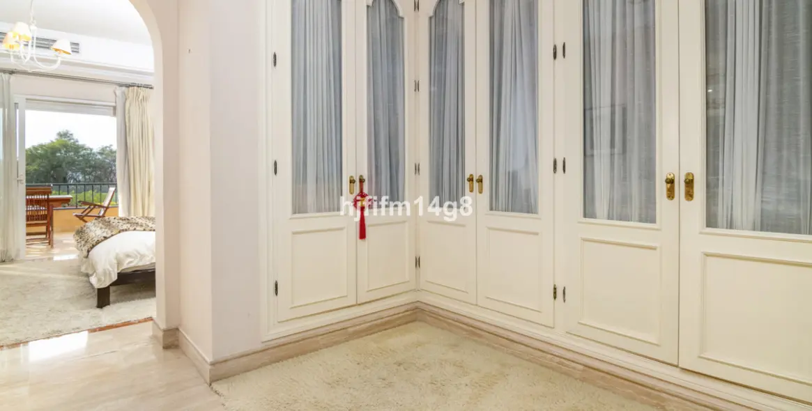 Sale of middle floor apartment in The Golden Mile 12