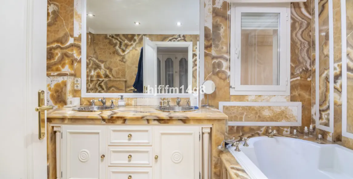 Sale of middle floor apartment in The Golden Mile 13