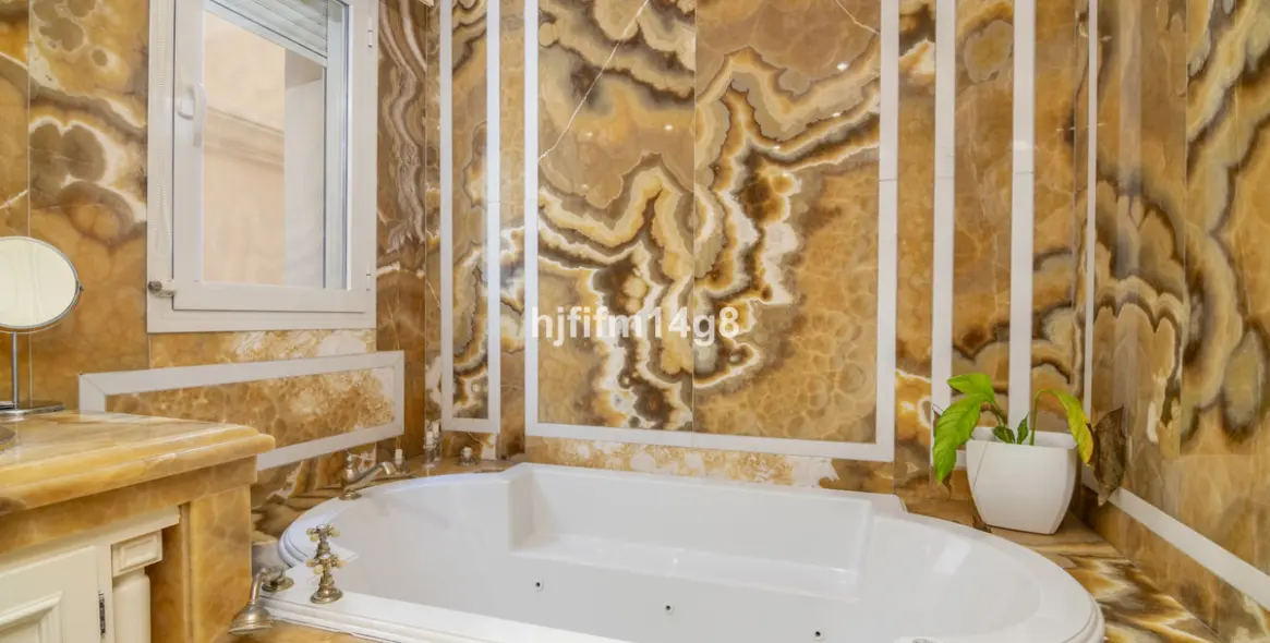 Sale of middle floor apartment in The Golden Mile 14