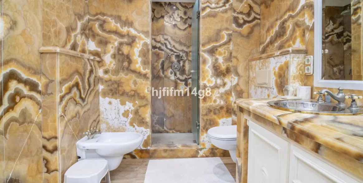 Sale of middle floor apartment in The Golden Mile 15