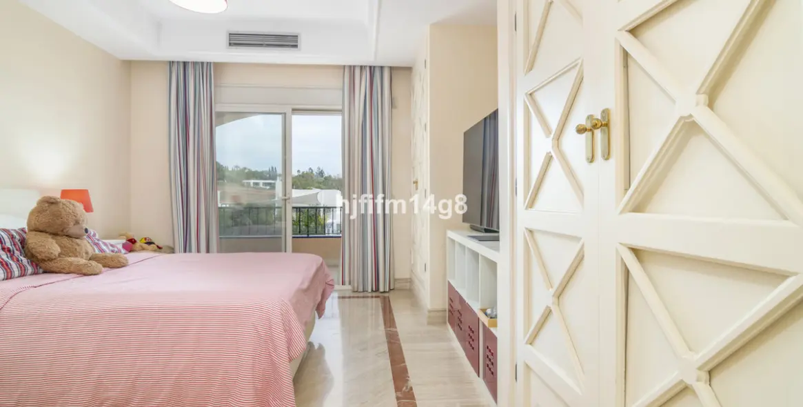 Sale of middle floor apartment in The Golden Mile 16