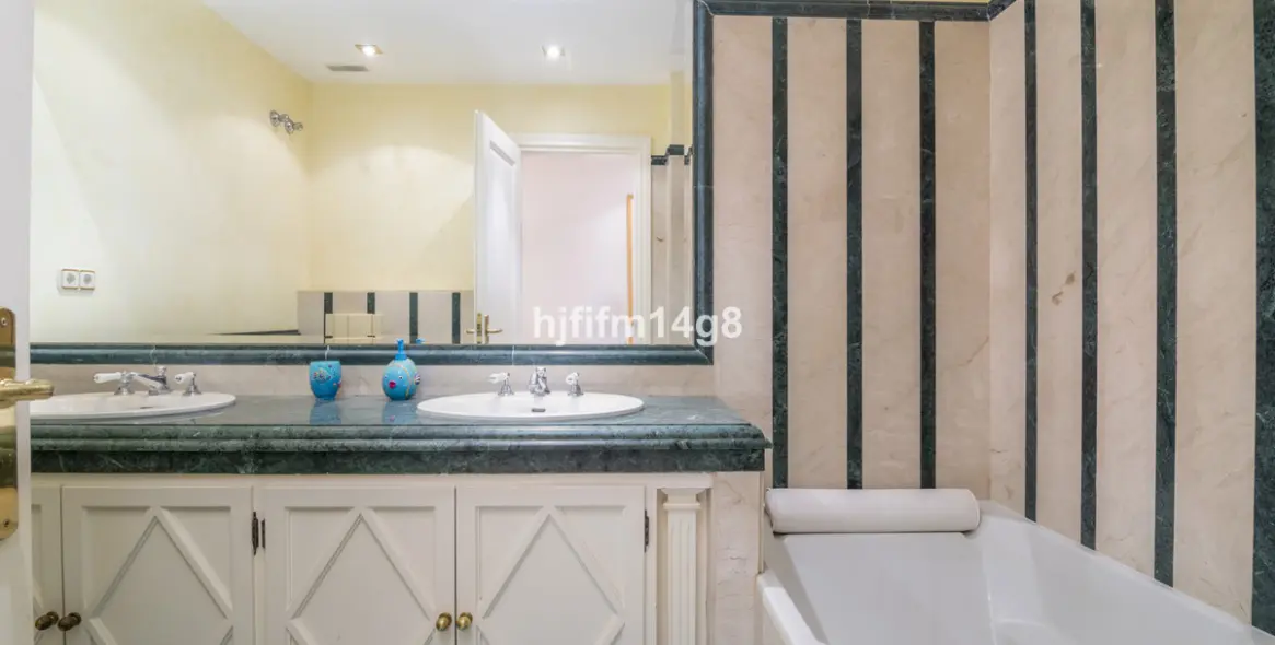 Sale of middle floor apartment in The Golden Mile 17