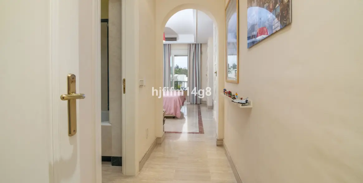 Sale of middle floor apartment in The Golden Mile 18