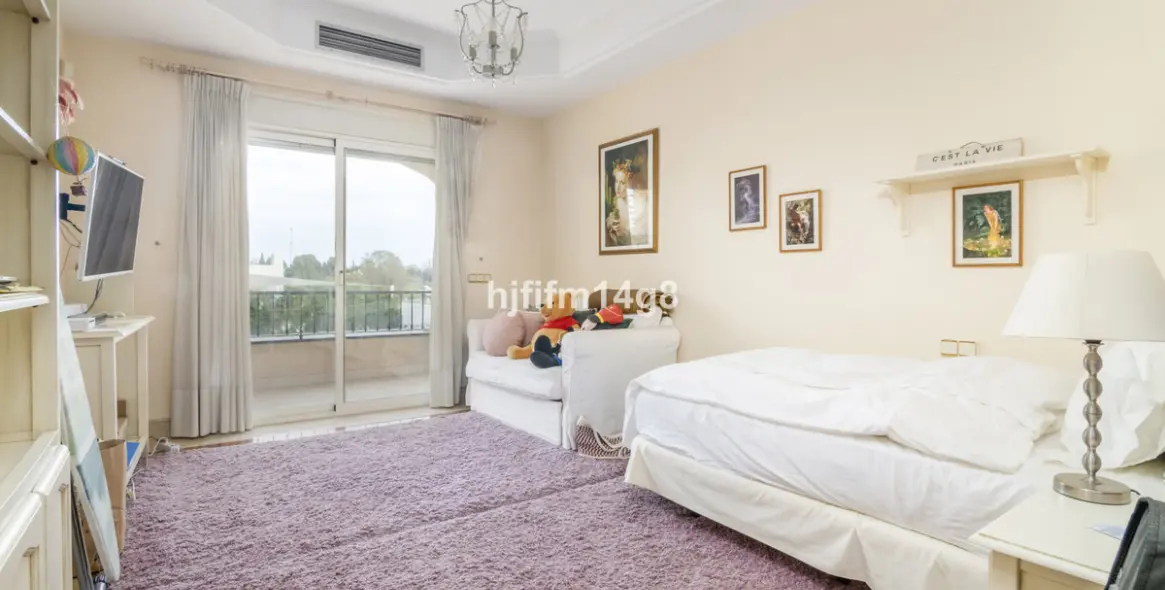 Sale of middle floor apartment in The Golden Mile 19