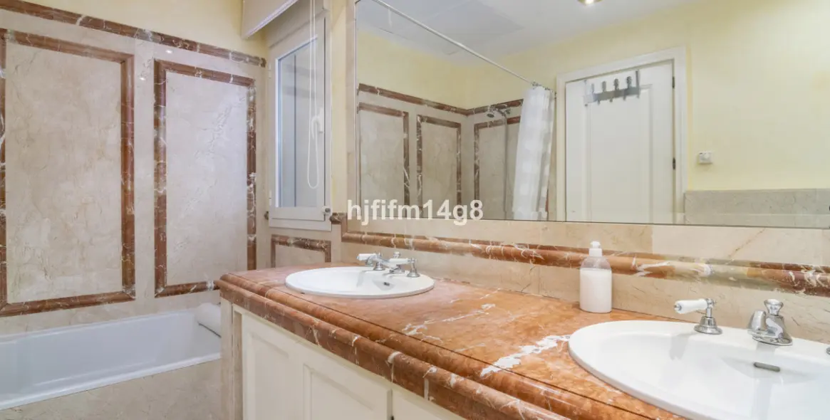 Sale of middle floor apartment in The Golden Mile 20