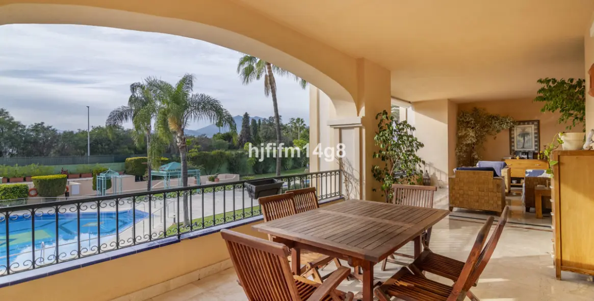 Sale of middle floor apartment in The Golden Mile 21