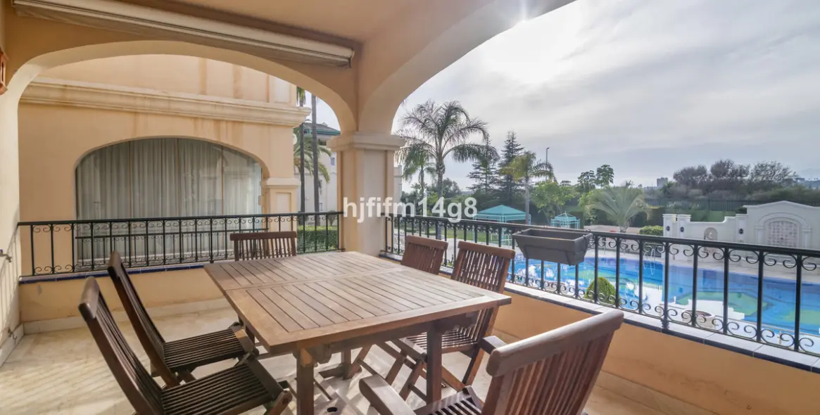 Sale of middle floor apartment in The Golden Mile 22