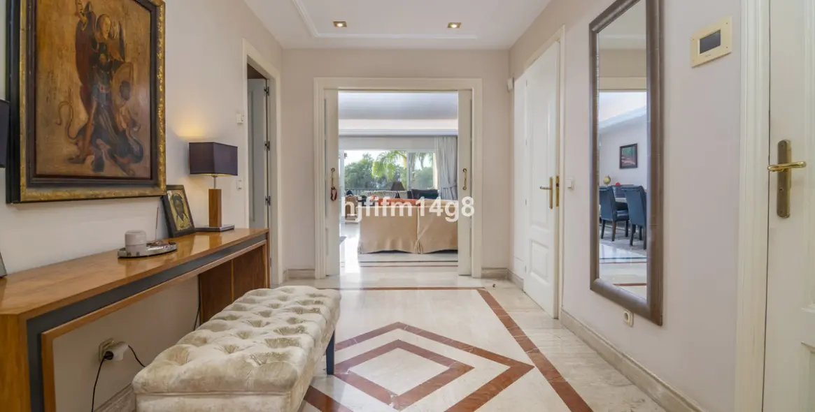 Sale of middle floor apartment in The Golden Mile 23