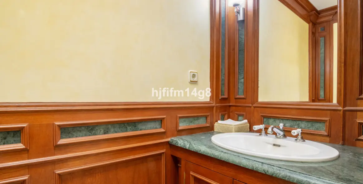Sale of middle floor apartment in The Golden Mile 24