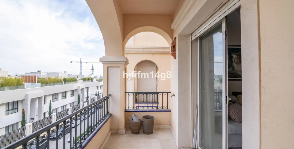 Sale of middle floor apartment in The Golden Mile 25